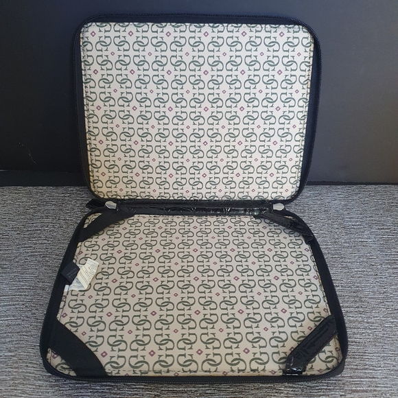 Set of Guess Tablet Case / Ipad Cover and Make-up Bag / Pencil Case - Picture 6 of 10